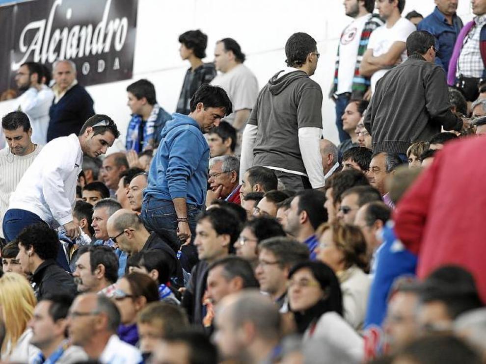 La afición zaragocista abandona las tribunas un par de minutos antes de que el árbitro señale el final del partido.