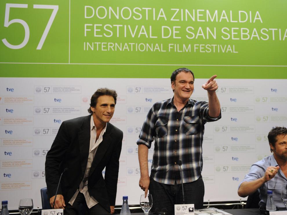 Lawrence Bender (i), Quentin Tarantino (C) y Brad Pitt (R) durante la persentación de la película 'Malditos Bastardos' en el 59º Festival de Cine de San Sebastián