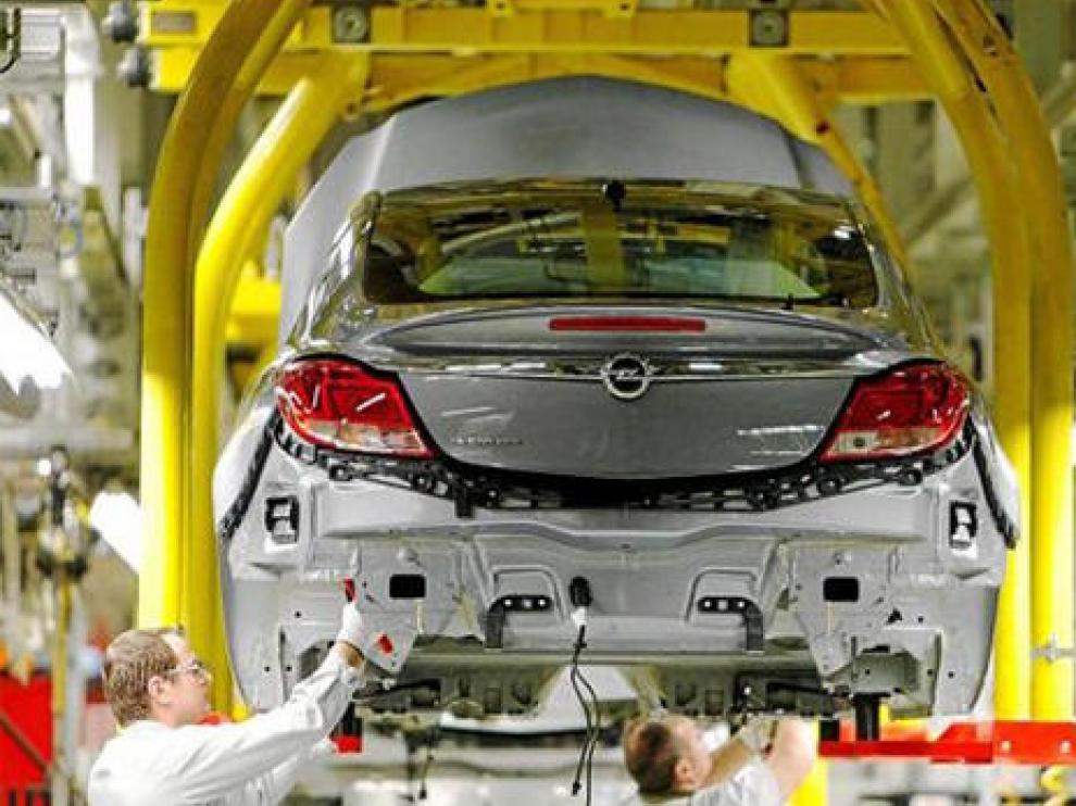 Dos operarios trabajan en la planta de Opel en Ruesselsheim, Alemania