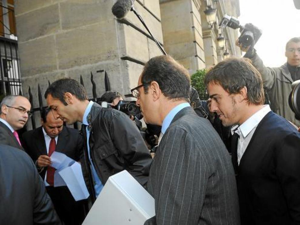 Fernando Alonso acude a declarar a la FIA. El español quedó indemne en el proceso contra Renault.