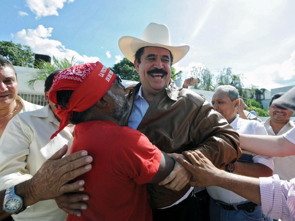 Zelaya a su llegada a la embajada de Brasil en Tegucigalpa