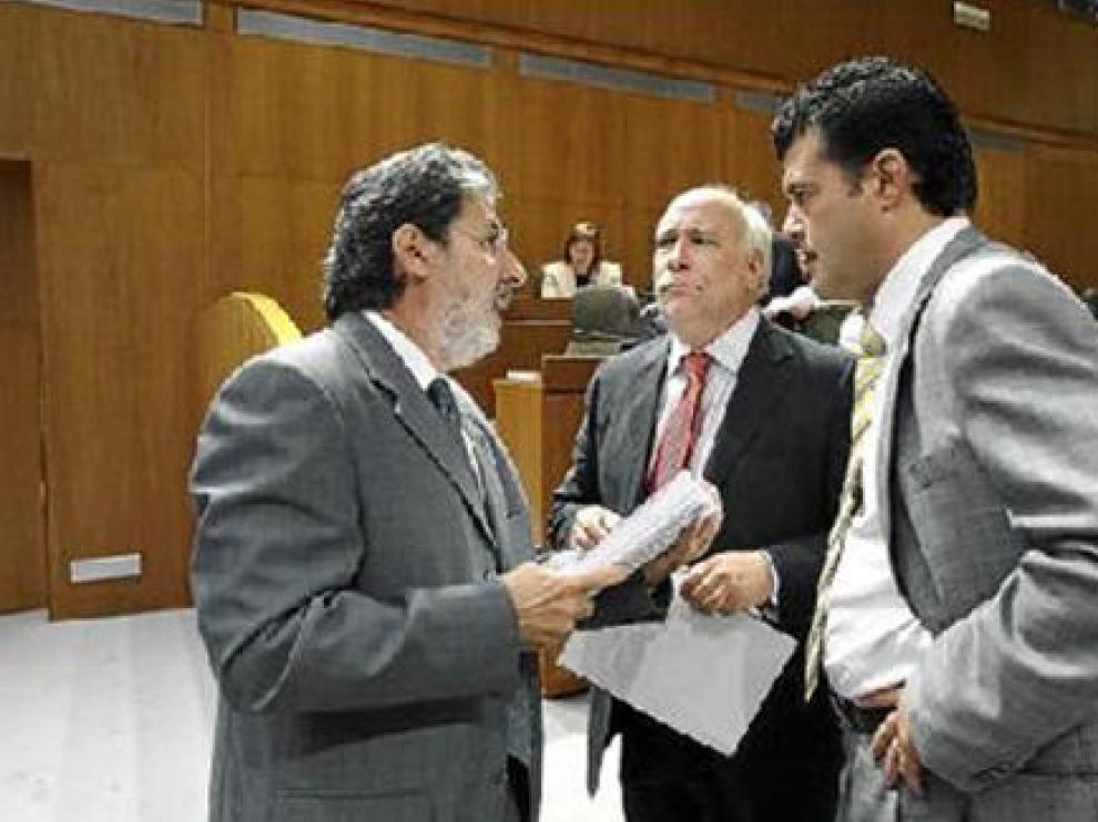 Barrena, Franco y Allué, tras el receso en el que se pactaron ayer las resoluciones del debate