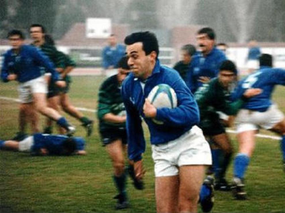 Manolo García conduce el balón en un partido Universitario-Gernika de Primera Nacional en 1995