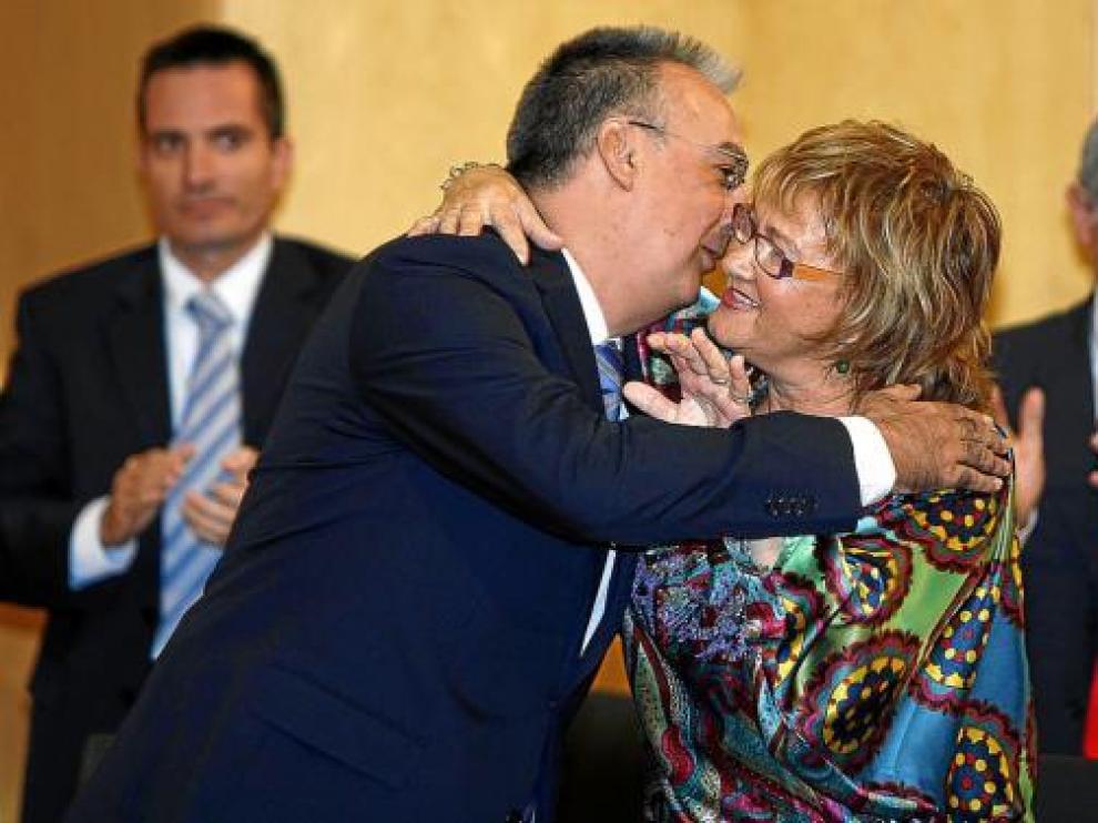 Agustín Navarro, el nuevo alcalde, y Maite Iraola, madre de Pajín, se abrazan tras la moción.