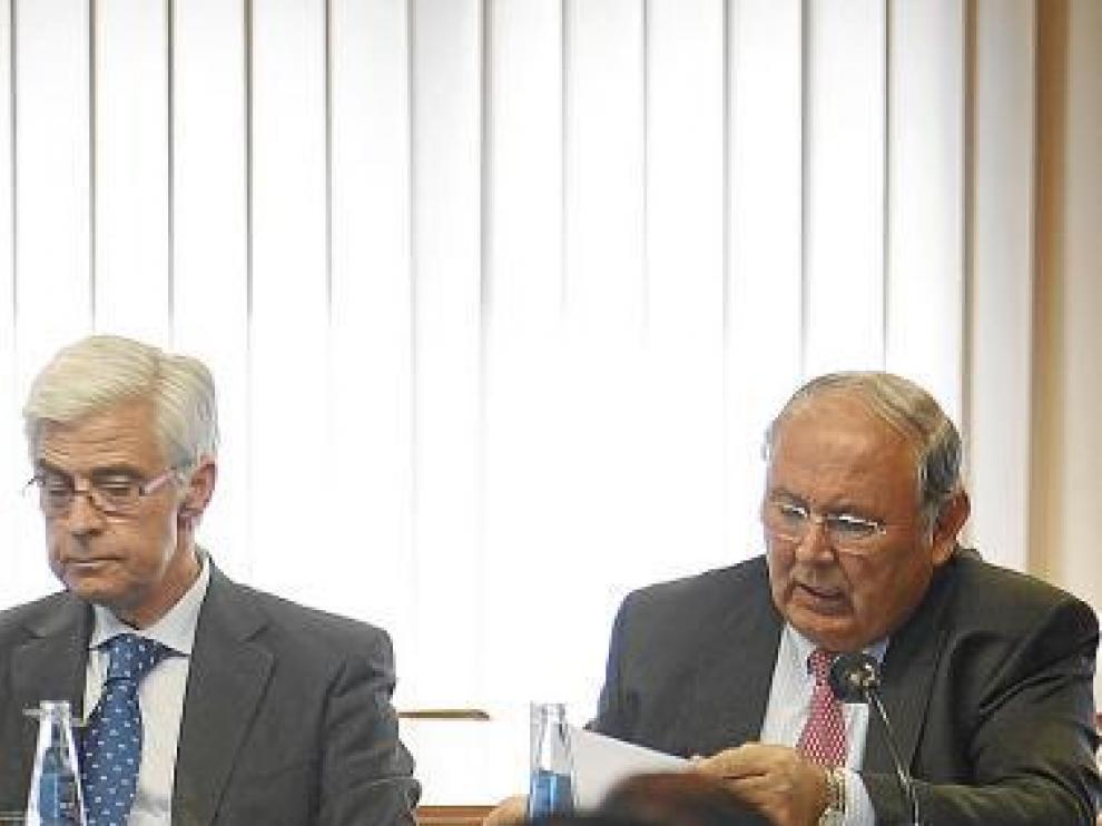 Trillo (dcha.), en una asamblea junto al consejero de Agricultura.