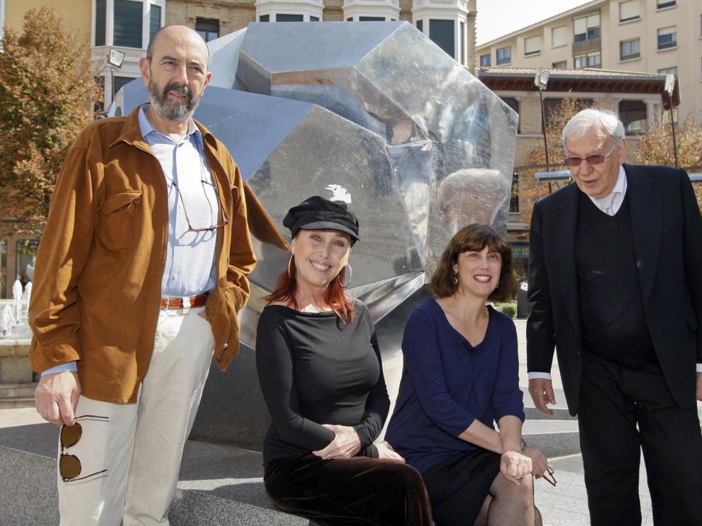 Las actrices Verónica Forqué (2i) y Marta Fernández Muro, el actor Miguel Ángel Rellán (i) y el director teatral Miguel NarrosLas actrices Verónica Forqué (2i) y Marta Fernández Muro, el actor Miguel Ángel Rellán (i) y el director teatral Miguel Narros