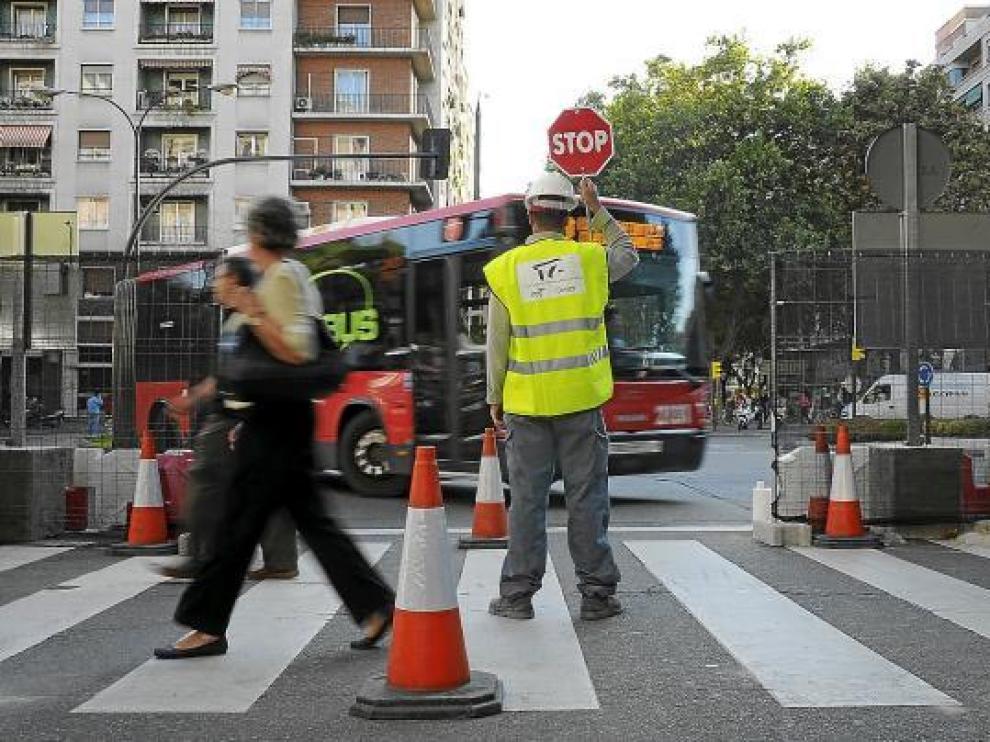 Un autobús gira en la plaza de Paraíso, junto a las obras de la Gran Vía.