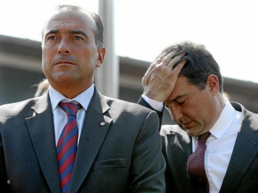Joan Laporta, ayer en Barcelona, detrás de Rafael Yuste, uno de los vicepresidentes vigilados.