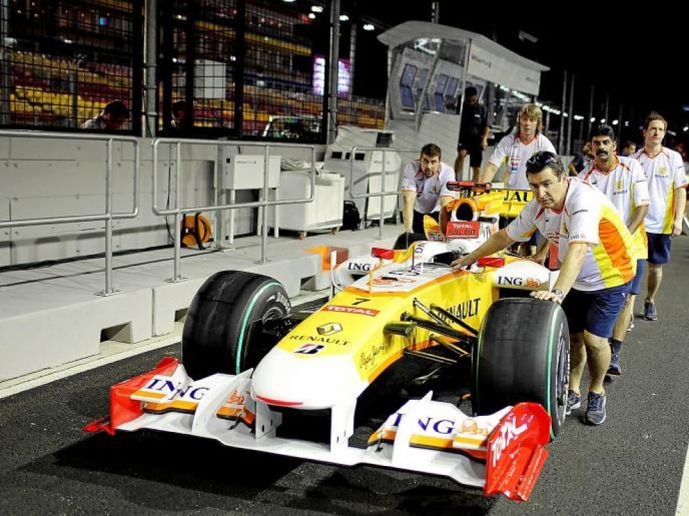 Algunos mecánicos de Renault preparan el coche de Fernando Alonso, ayer en Singapur.
