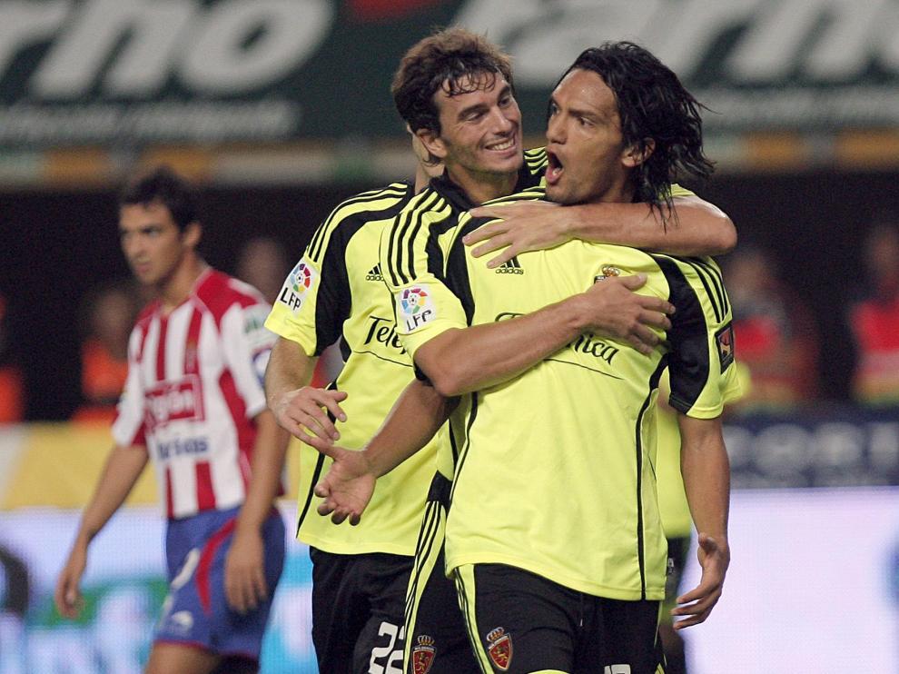 l centrocampista colombiano del Real Zaragoza, Abel Aguila (d), celebra con su compañero, Paco Pavón, el gol conseguido frente al Sporting