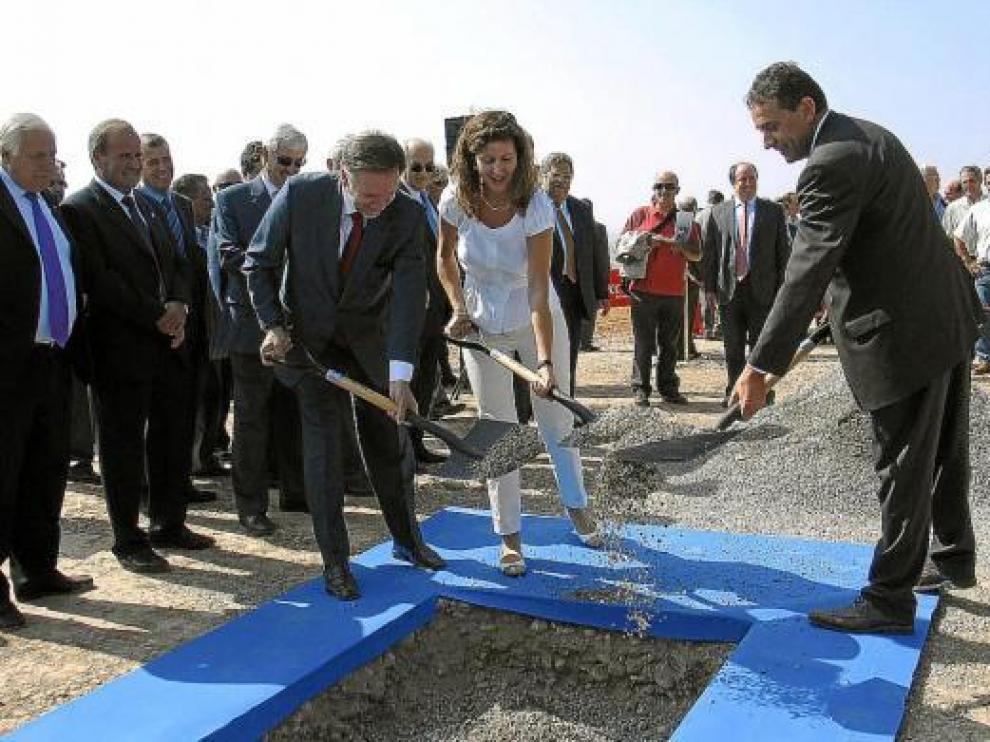 Iglesias -izquierda-, la directora general del Agua y el secretario de Estado colocan la primera piedra.