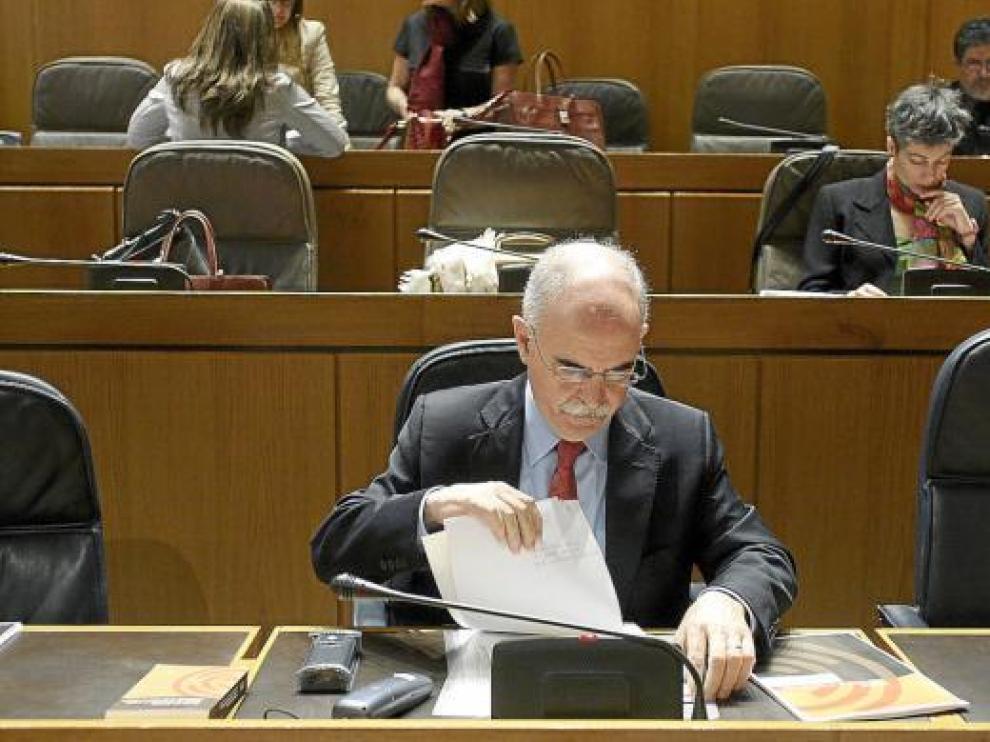 El consejero de Economía y Hacienda, Alberto Larraz, en un pleno de las Cortes.