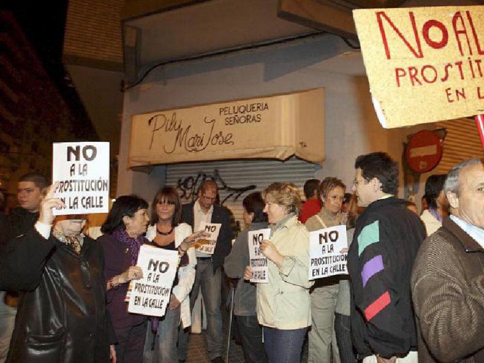 Grupos de vecinos ocuparon las esquinas para protestar contra la prostitución callejera