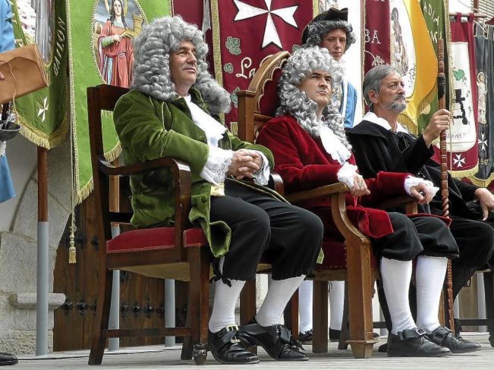 Recreación de la toma de posesión del comendador hospitalario -en el centro- en la plaza, un acto que congregó a cientos de espectadores.