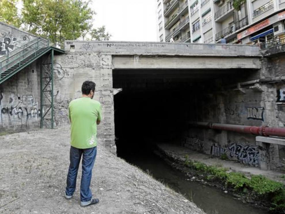 Un vecino observa el punto de inicio del cubrimiento, el más delicado por los edificios cercanos.