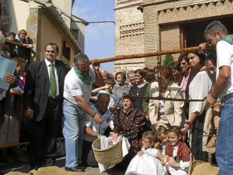 Momento del pesaje de Javier Jiménez, el primer niño de Lituénigo desde hace 14 años.