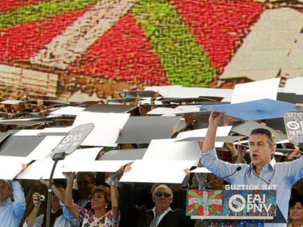 Urkullu colabora para formar el mosaico con la ikurriña más grande de la historia, ayer.