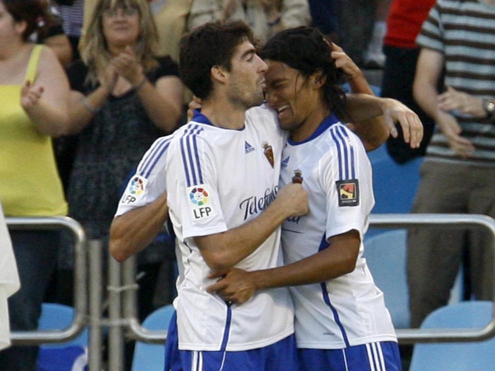 El delantero del Real Zaragoza Javier Arizmendi (i) felicita a su compañero centrocampista colombiano Abel Aguilar
