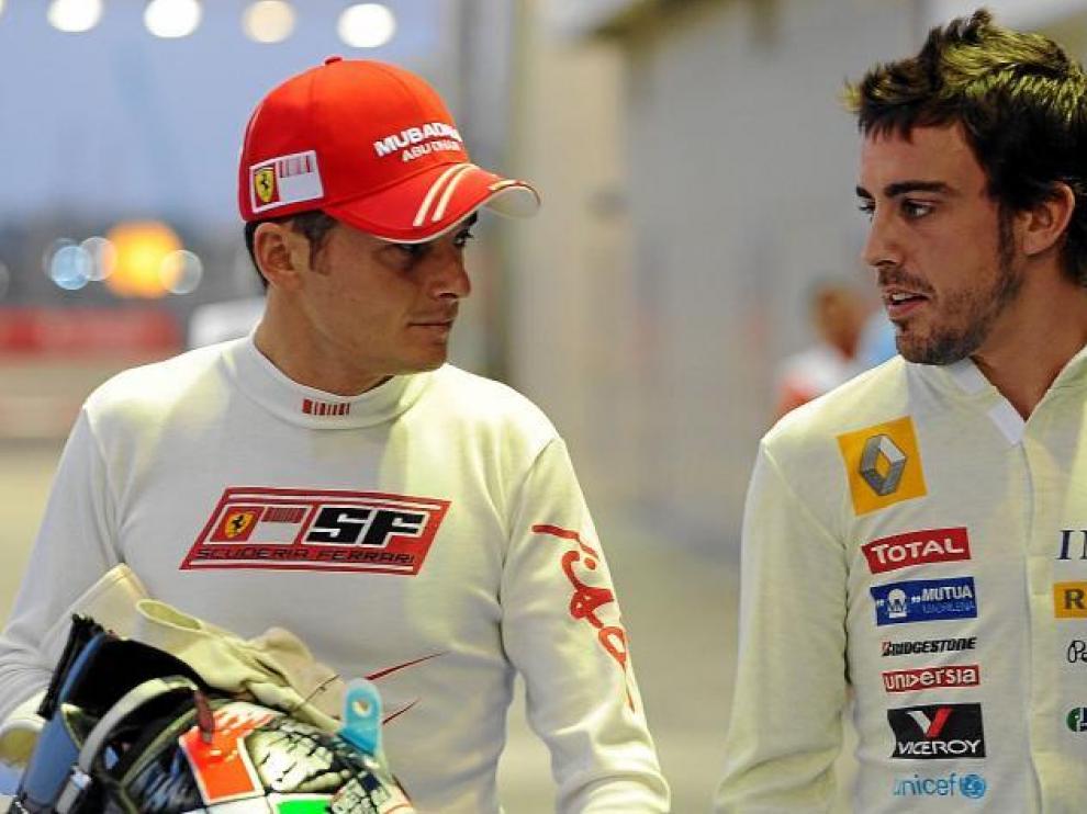 Giancarlo Fisichella conversa con Fernando Alonso en Singapur. Pronto serán compañeros.