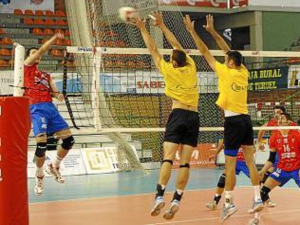 Jugadores del Tours -de amarillo-, ayer en la pista turolense.