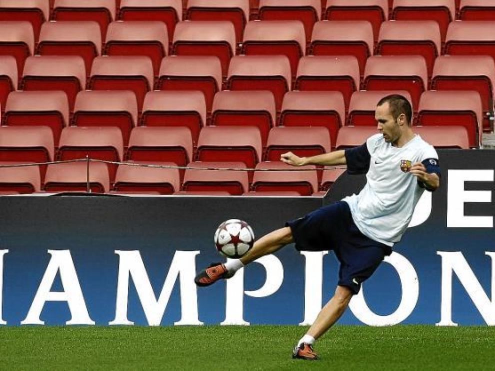 Andrés Iniesta golpea el balón durante el entrenamiento realizado ayer por el Barcelona.