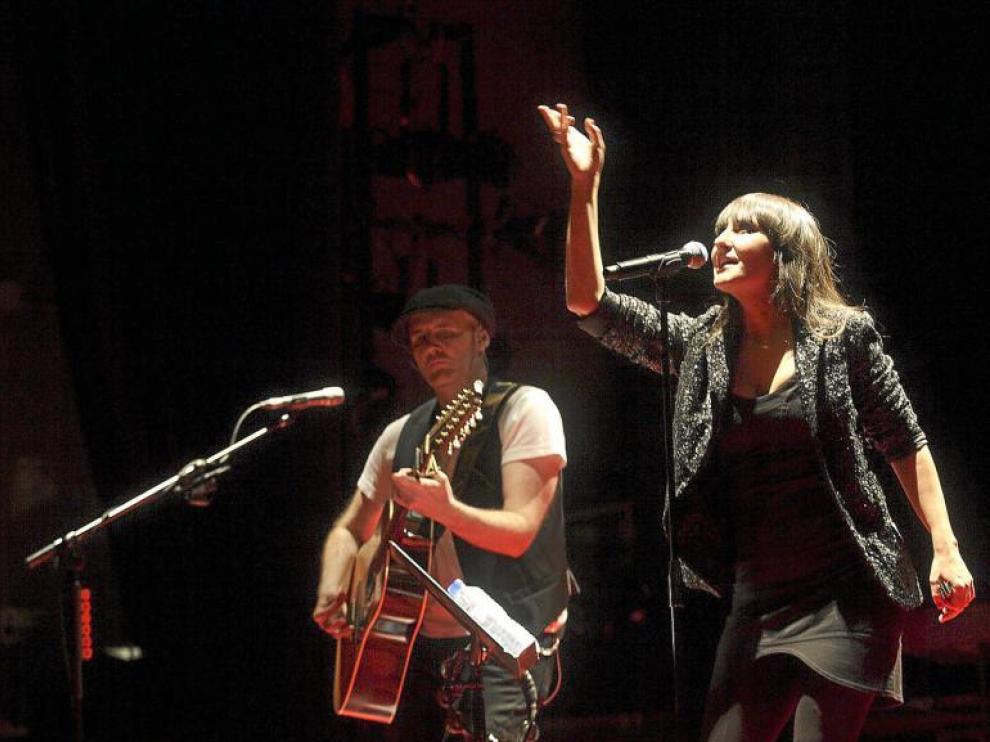 Eva Amaral y Juan Aguirre durante la interpretación de 'Un día más', uno de los primeros temas que anoche se oyeron en el Principal.