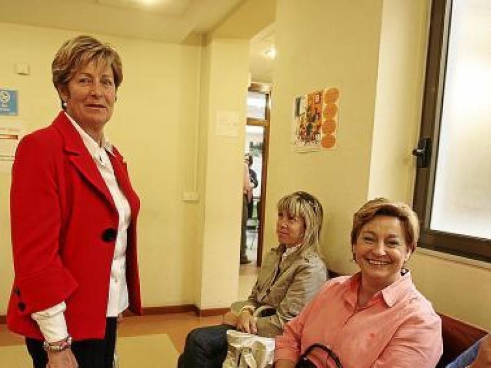La presidenta Pilar Oliván, de pie, ayer antes de entrar al juicio.