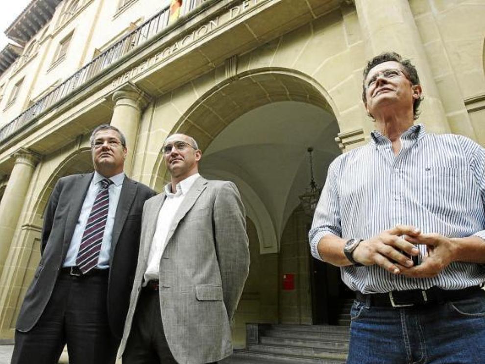 Antonio Torres, José Luis Ferrando y Ricardo Bergua, poco antes de entrar a la Subdelegación del Gobierno.