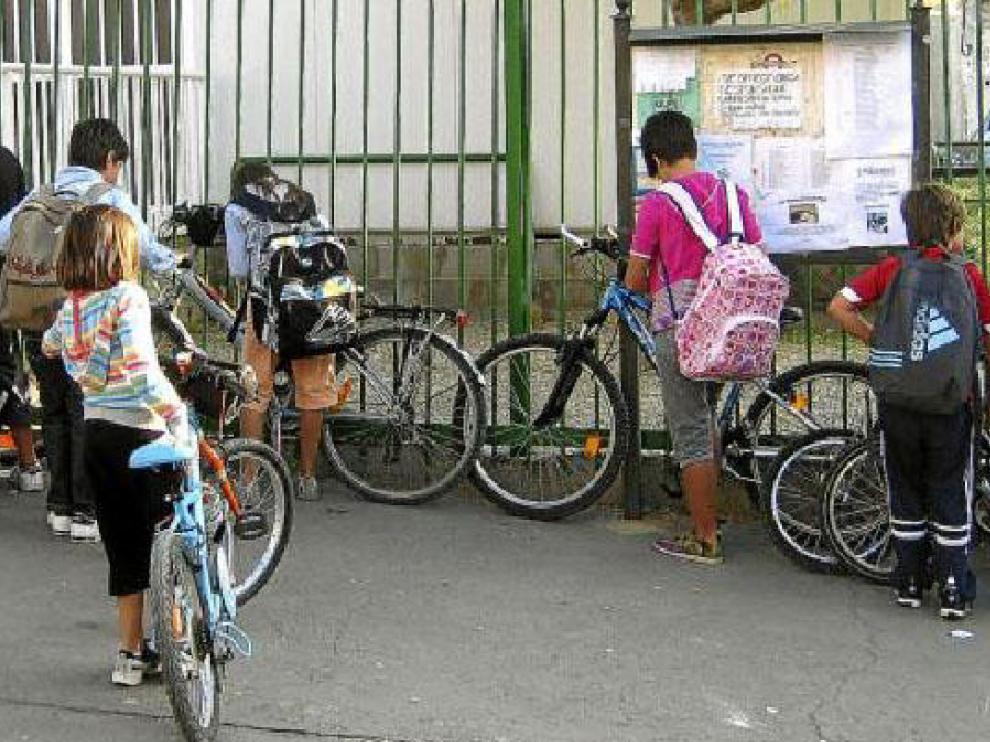 Los niños deben atar sus bicicletas con un candado en las verjas que rodean el centro.