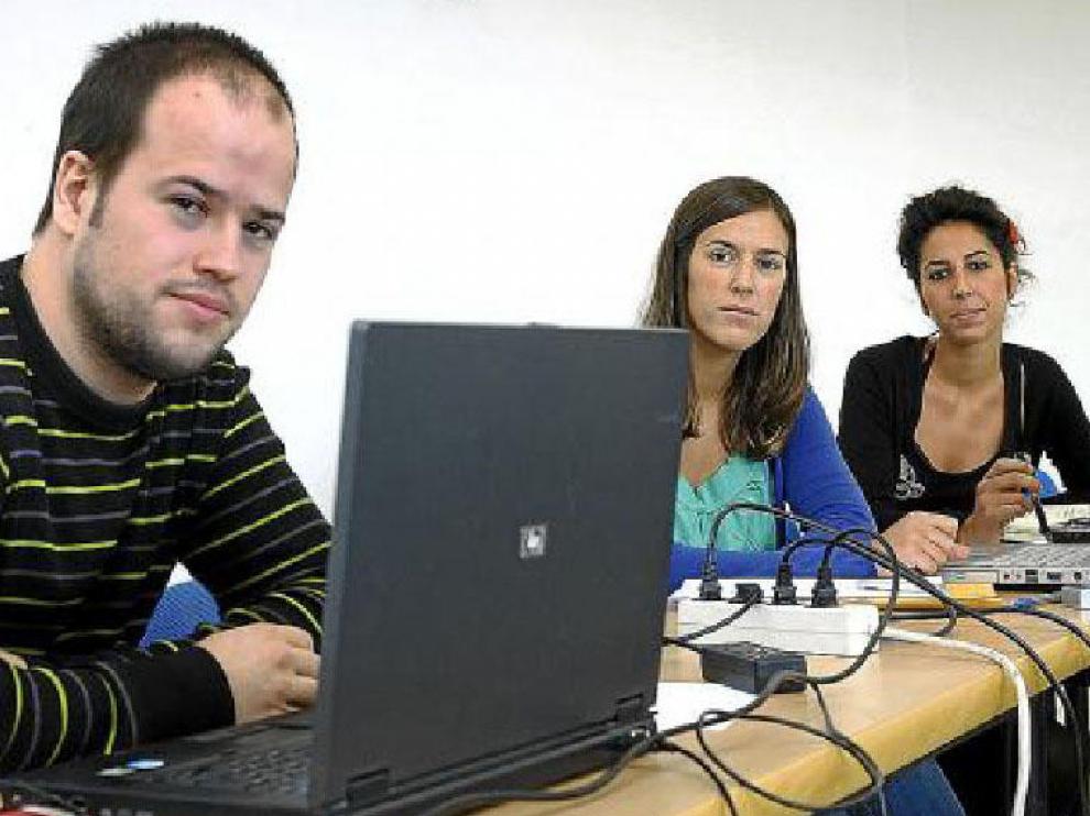 Juan José Rueda, Inés Escudero y Victoria Ríos, durante el descanso del curso que realizan.