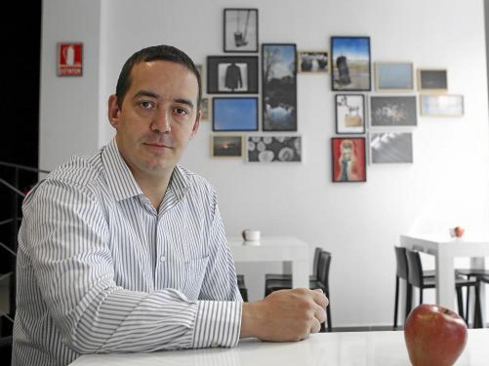 Borlán, en su restaurante La Scala, que se ha tenido que adaptar a la recesión.