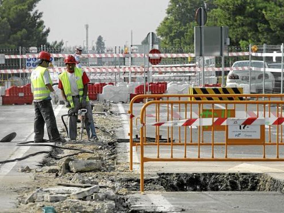 Los trabajos en la mediana de Vía Ibérica avanzaban ayer a buen ritmo.