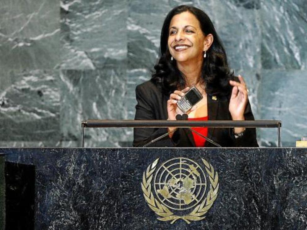 Rodas acerca el móvil al micrófono del podio de oradores de la ONU, en Nueva York.