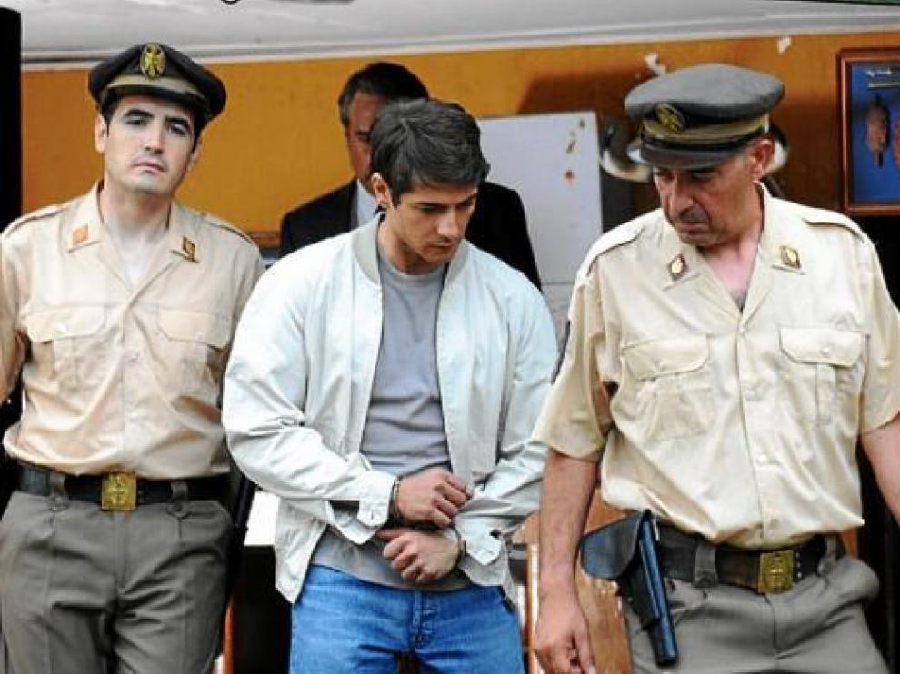 Félix Gómez (centro) interpreta a Rafi Escobedo, asesino confeso de los marqueses de Urquijo.