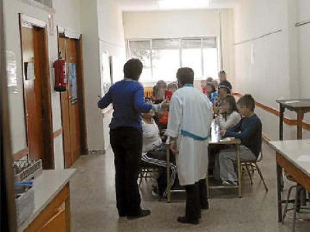 Alumnos del Colegio de Calamocha comen en el pasillo por falta de sitio