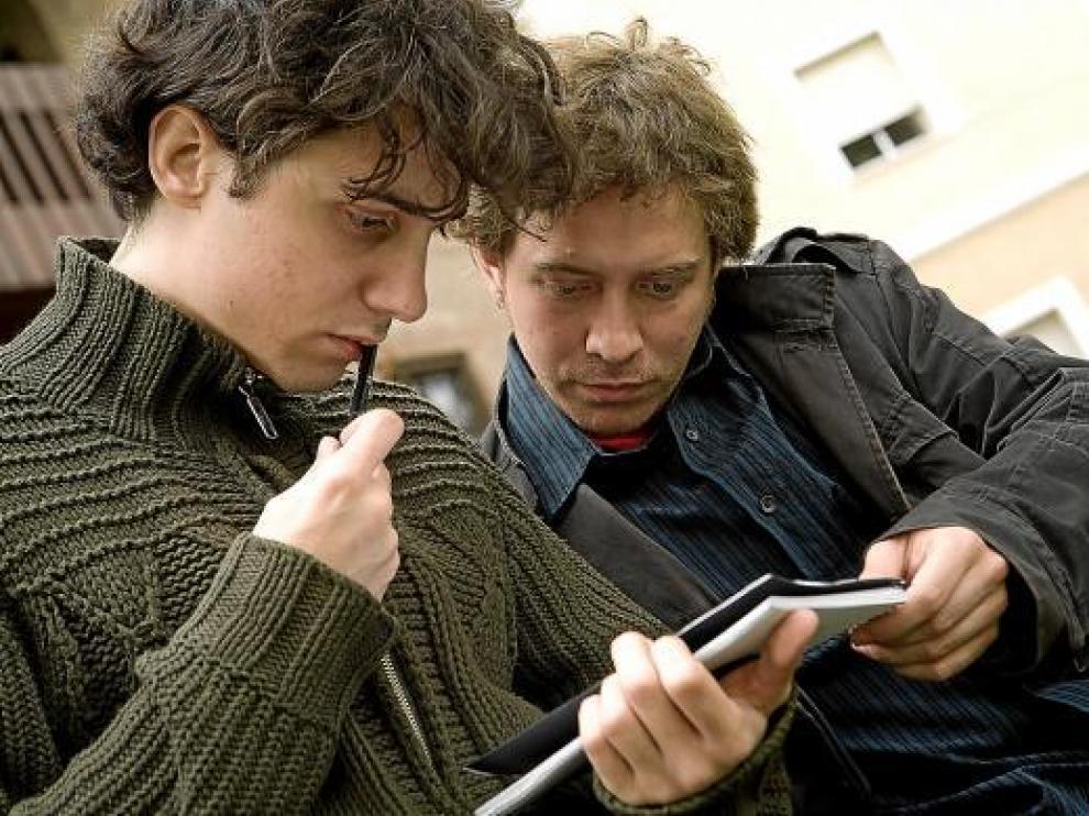 Jonás Trueba (izquierda) y Daniel Gascón, durante el rodaje de su filme en Madrid.