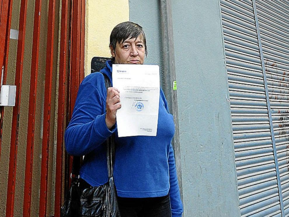 Una vecina afectada, Nuria Llonch, a la puerta del local