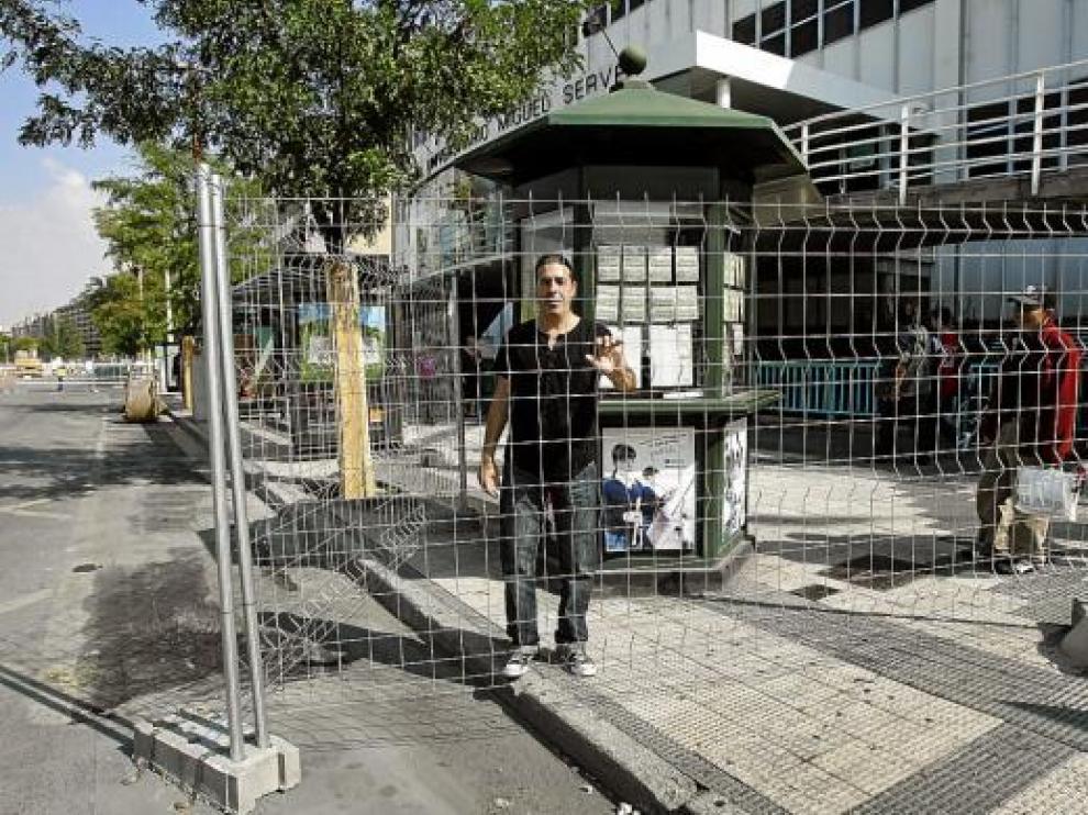 Julio Benedicto, junto al quiosco en el que trabaja, enfrente del Hospital Miguel Servet.