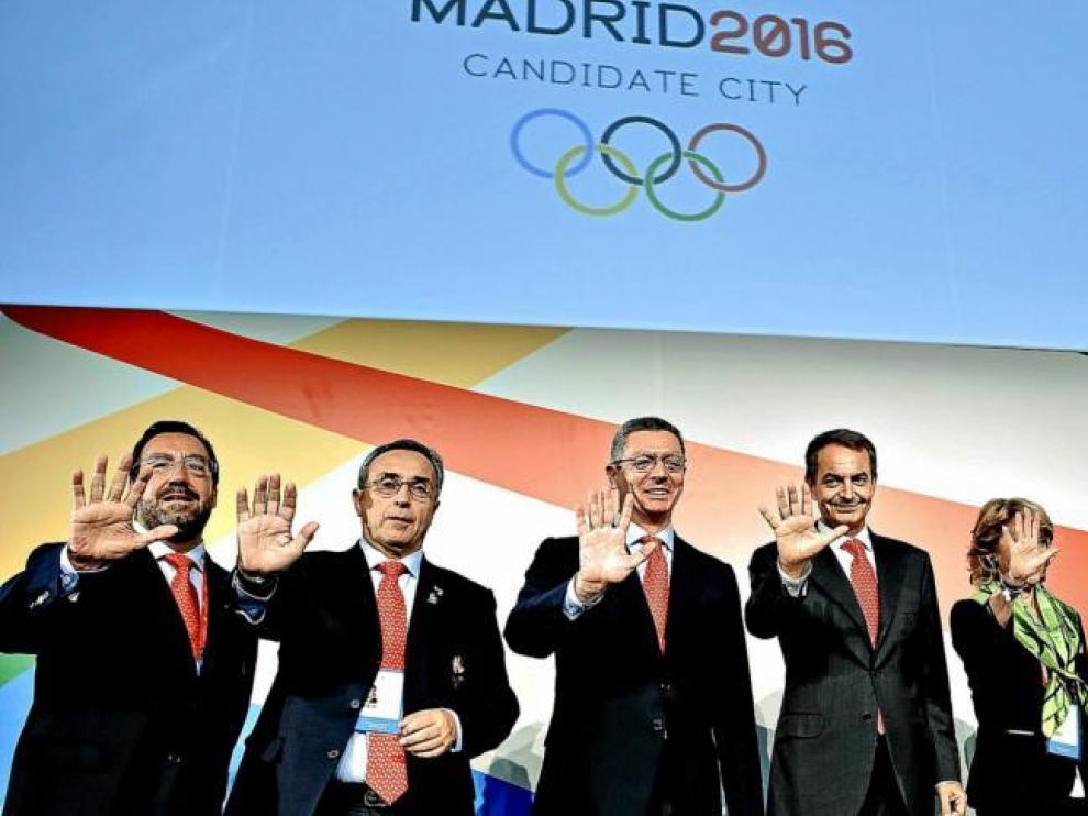 Rodríguez Zapatero, con Esperanza Aguirre y Gallardón. Con ellos, Carballeda, de la ONCE, Blanco, presidente del COE, y Lissavetzky.