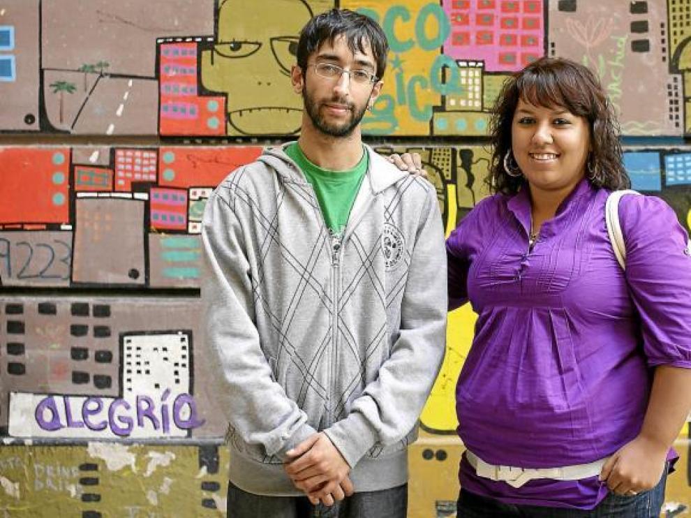 José Ramón Motos y María Pérez posan ante un muro cercano al Centro Joaquín Roncal de Zaragoza, donde se celebraron las jornadas.