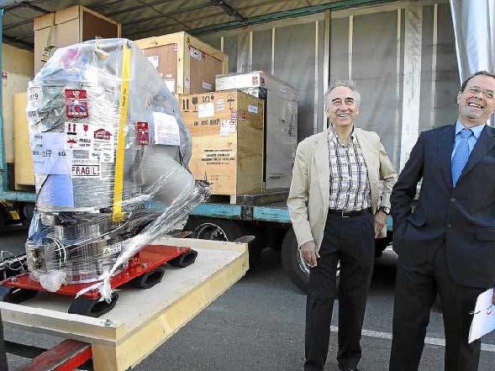 Ricardo Ibarra (izda.), director del Instituto de Nanociencia de Aragón, y José Luis Serrano, director general de Investigación y Desarrollo del Gobierno de Aragón, ayer por la mañana en el campus Río Ebro, junto a una de las piezas del Titán recién llega