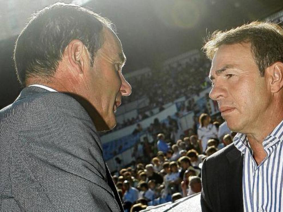 Abel (derecha) saluda a Víctor Fernández antes del 3-0 que le costó la destitución en el Levante