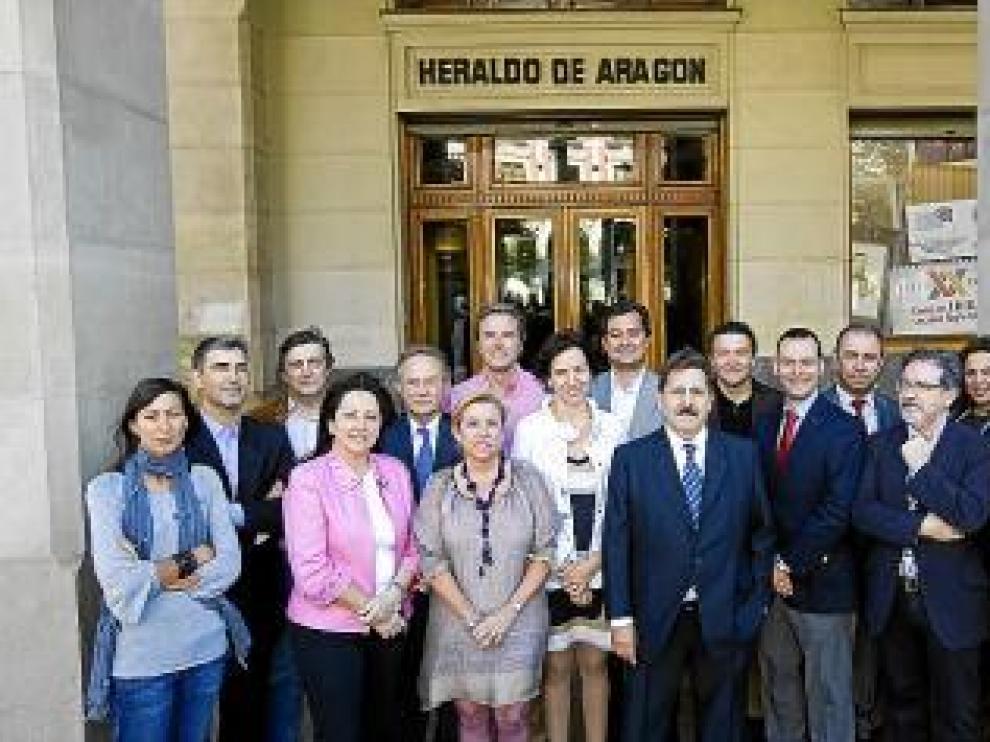 Victoria Martínez (centro), con los contertulios del espacio.