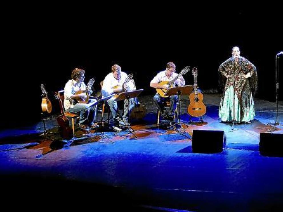 Sobre el escenario, las mejores voces jóvenes de Aragón, acompañadas del cuerpo de baile y un atípico conjunto instrumental.
