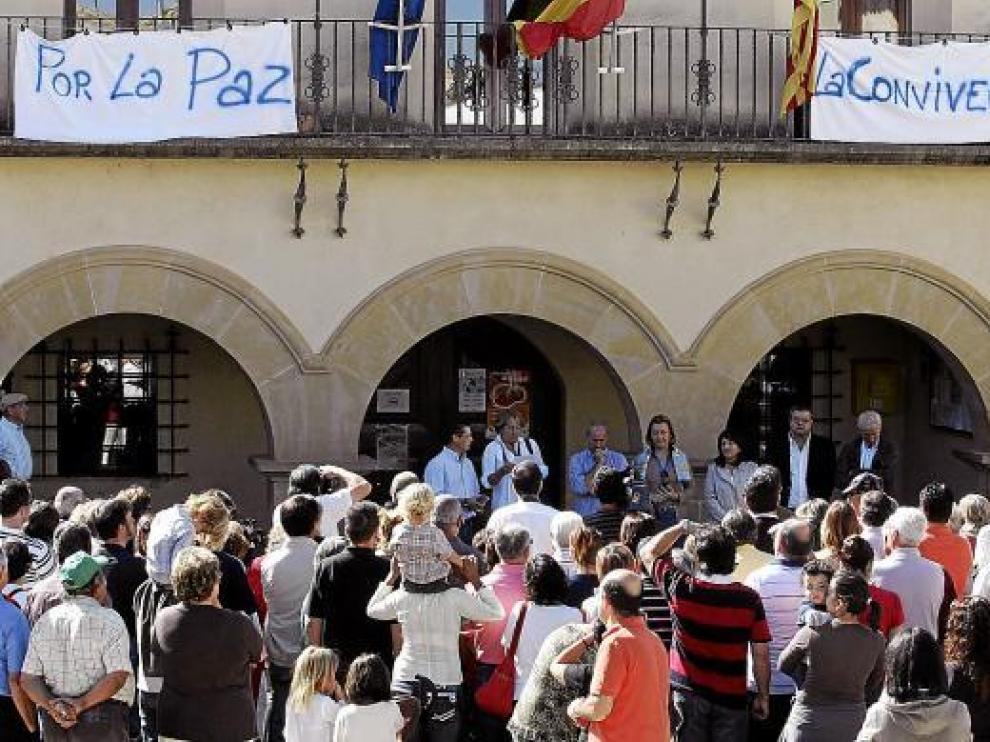 Dos pancartas colgadas en el balcón del Ayuntamiento resumieron los deseos de los asistentes.