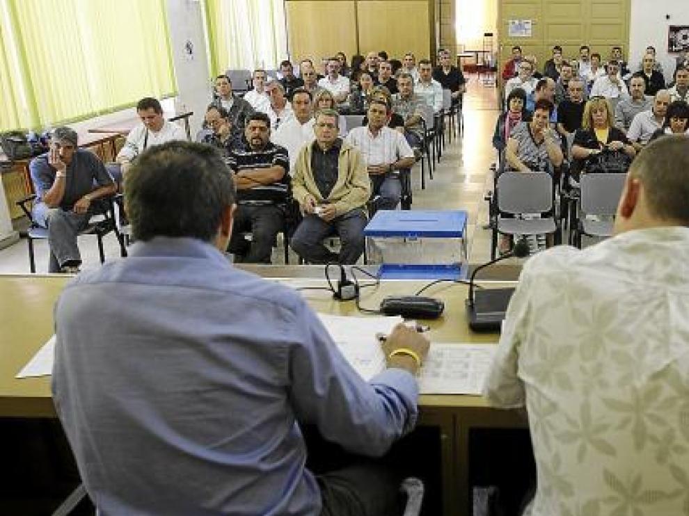 Imagen de la asamblea de trabajadores de Cefa, ayer, en la sede de UGT.