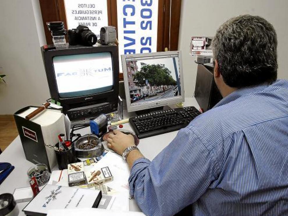 El detective Javier Bellot mira una de las imágenes grabadas durante un seguimiento.