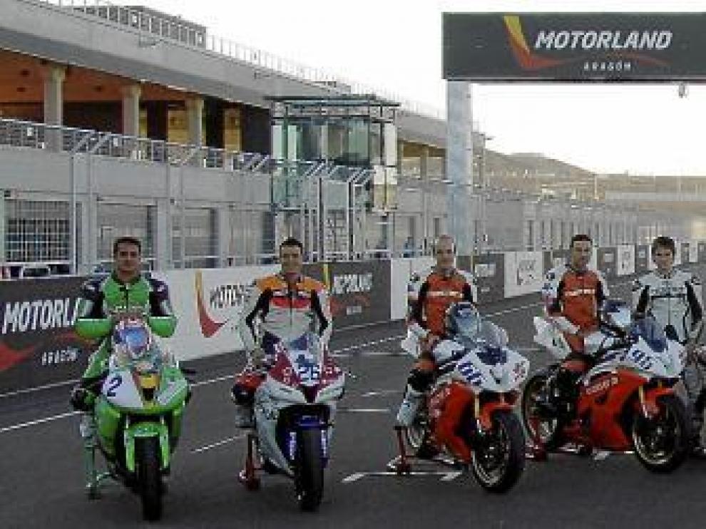 Los pilotos aragoneses que compitieron ayer en Motorland posan en la línea de salida.