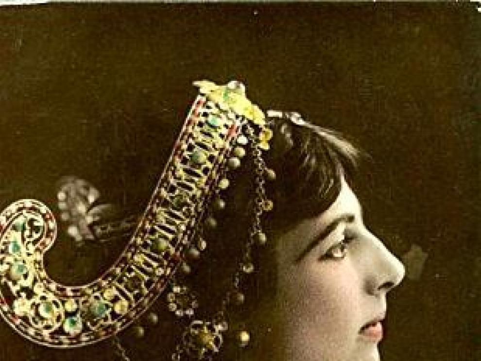 Mata Hari y La Malinche con Moctezuma. Ian Fleming, Richard F. Burton y Graham Greene.