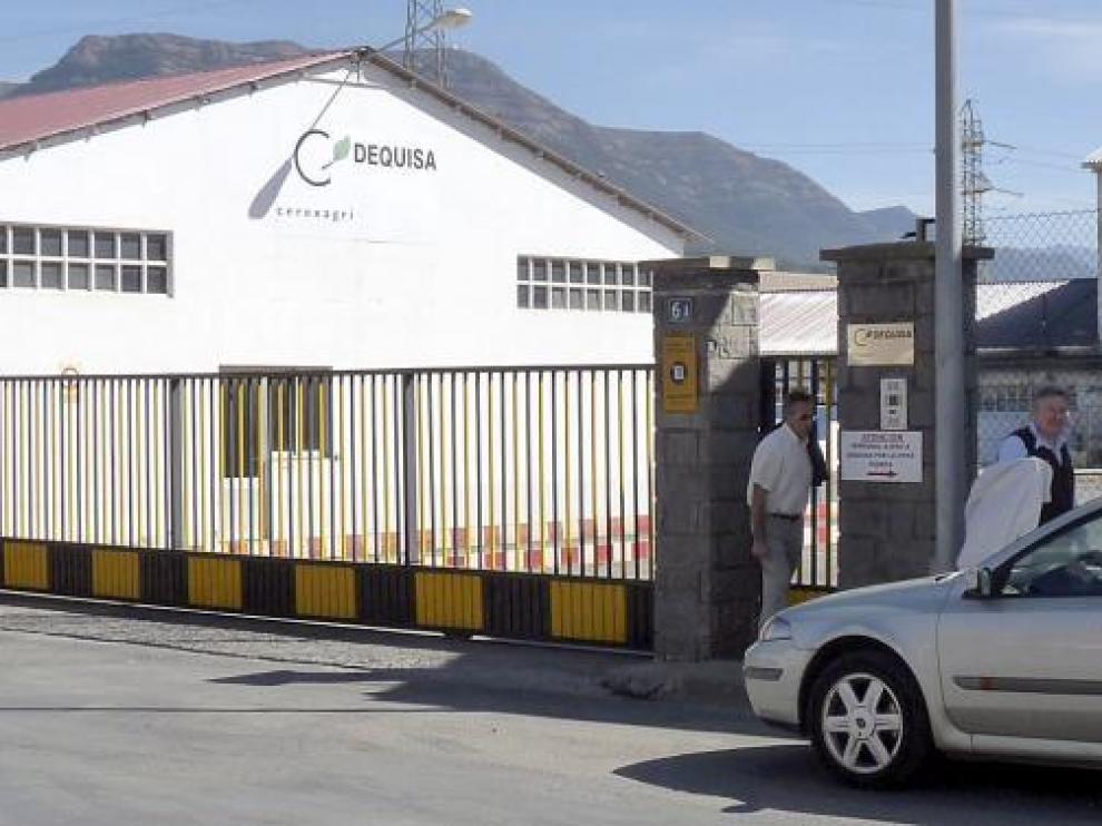 Trabajadores de Dequisa saliendo de la fábrica la semana pasada, cuando se confirmó el cierre.